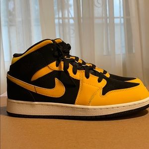 Air Jordan mid 1